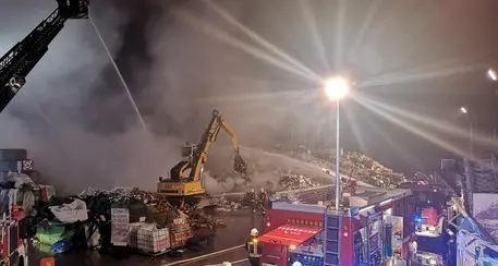 Bronzolo, va a fuoco lo stoccaggio di rifiuti e di scarto industriale