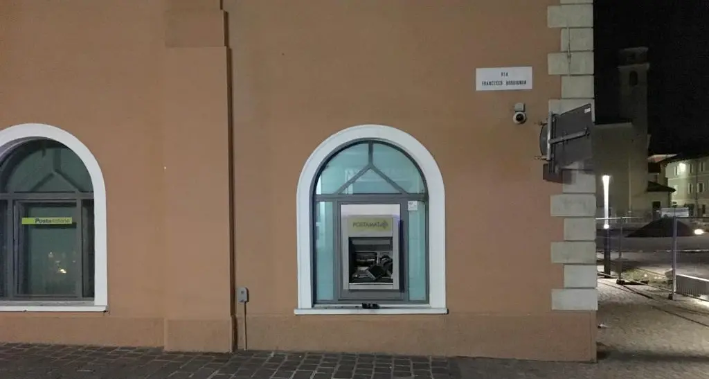 Borgo: fanno saltare il Postamat con un'esplosione, banditi in fuga con 70 mila euro
