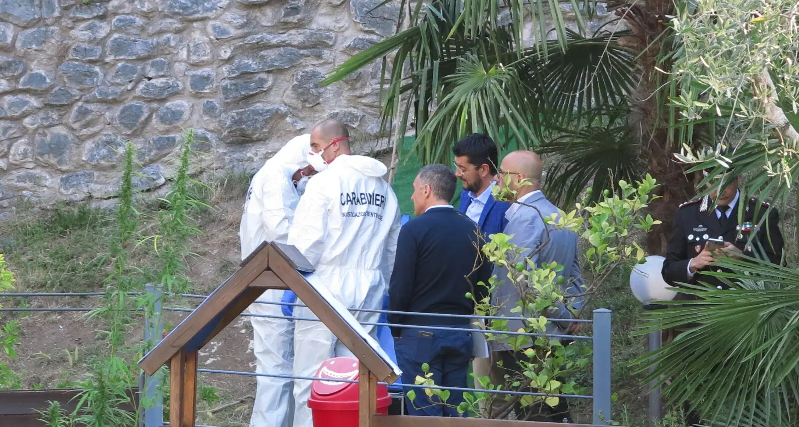 Donna trovata morta fuori da un bar di Nago lungo interrogatorio del marito Marco Manfrini ma la dinamica non è ancora chiarita