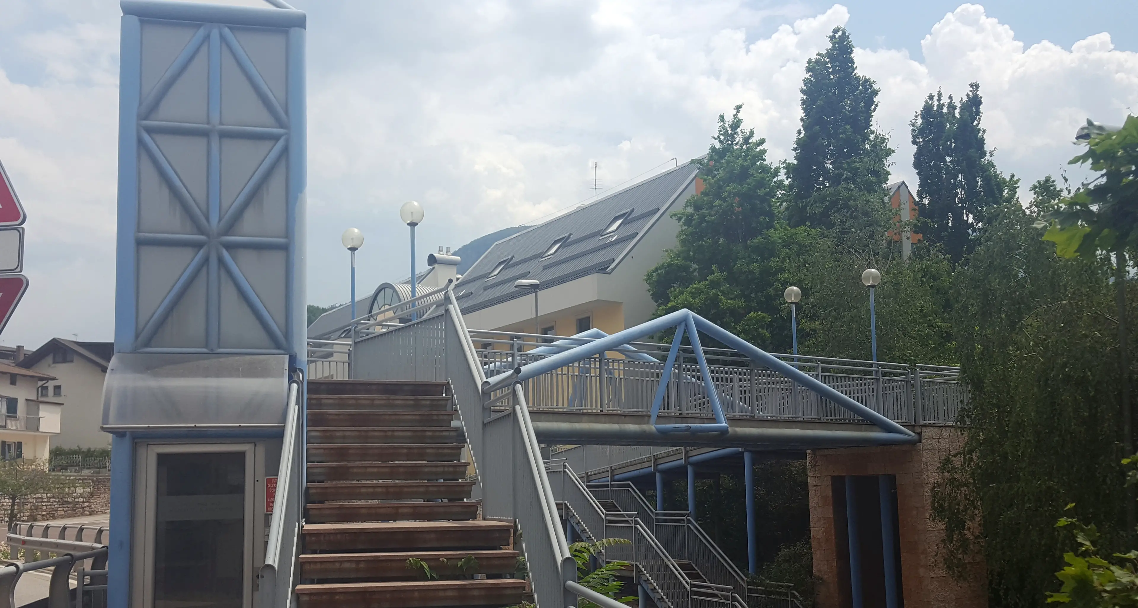 Cognola, si rifà la passerella chiusura della strada per due notti di lavoro