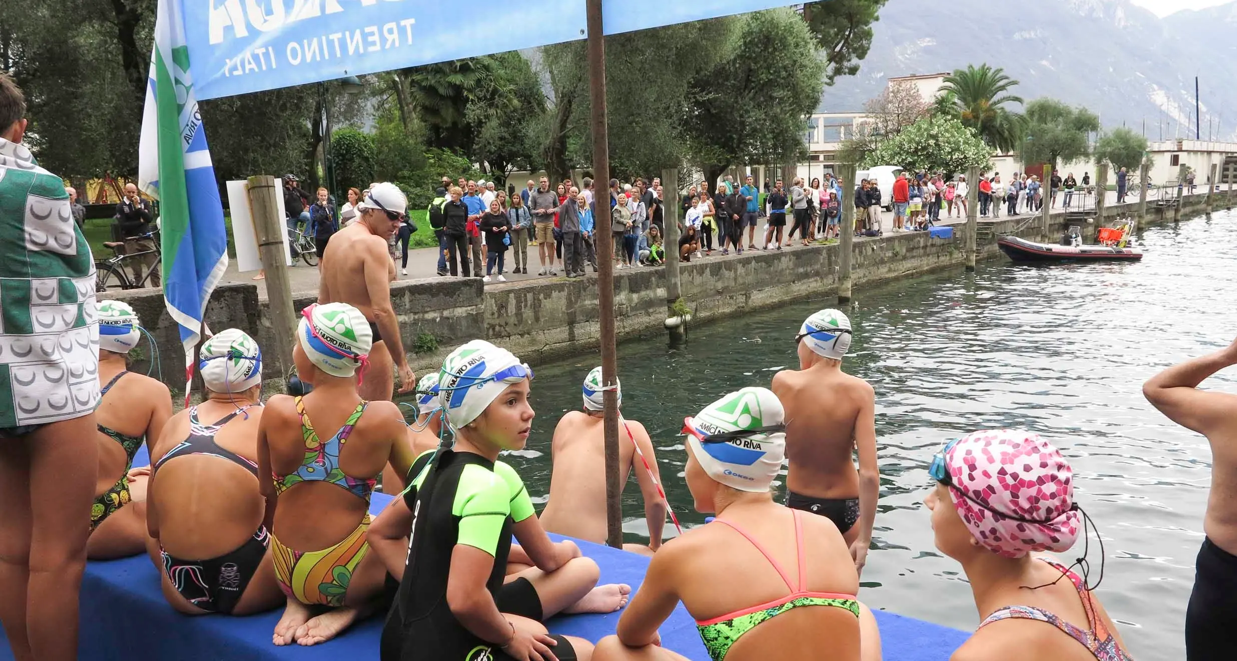 Riva, il tuffo dei cent'anni acque gelide per la rievocazione della «Popolare di nuoto»