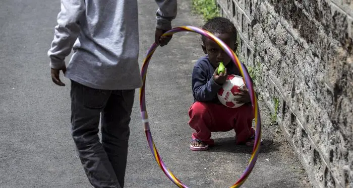 Calcio a un bimbo immigrato Si era avvicinato a suo figlio