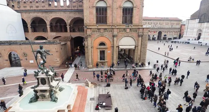 Sorpreso a fare pipì in piazza a Bologna: multa di 5mila euro