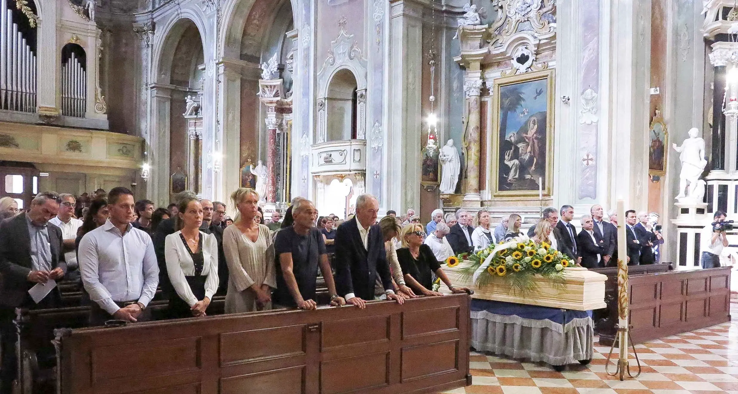 Tanta gente, amici ed autorità per i funerali di Eleonora uccisa di botte a Nago
