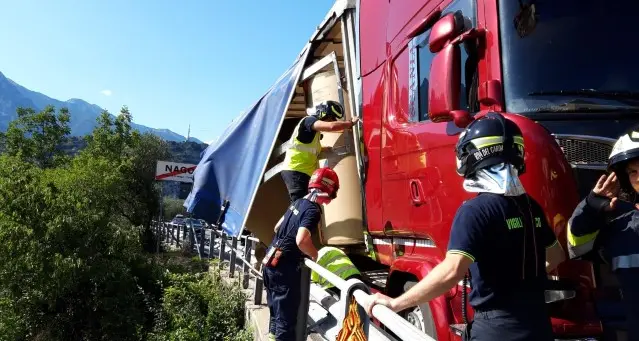 Autotreno perde carico di balle di carta sulla Maza