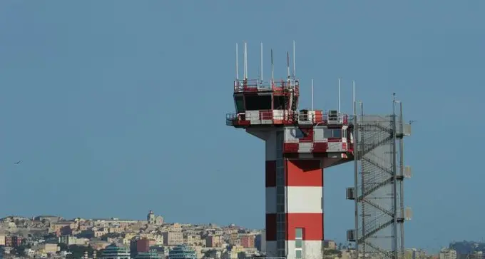 Vedono l'aereo partire: lo rincorrono in pista, bloccati dalla sicurezza