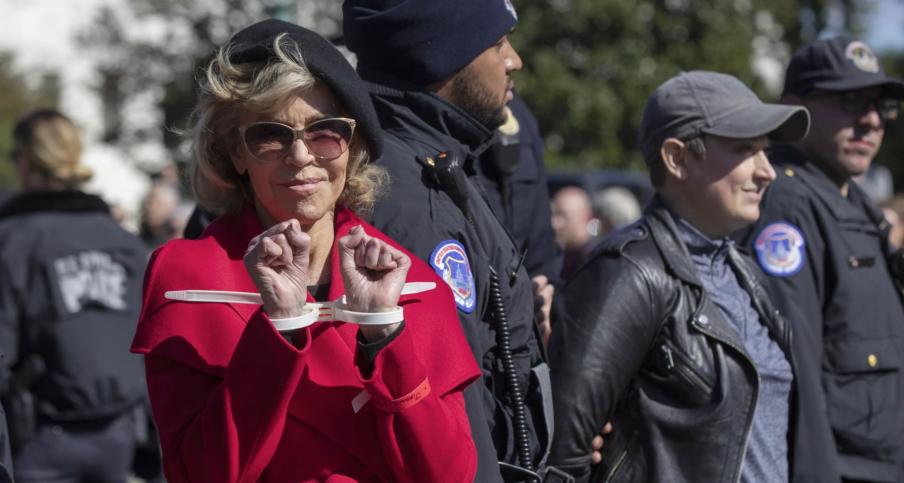 Jane Fonda arrestata di nuovo alla protesta per il clima: «Greta mi ha colpita»