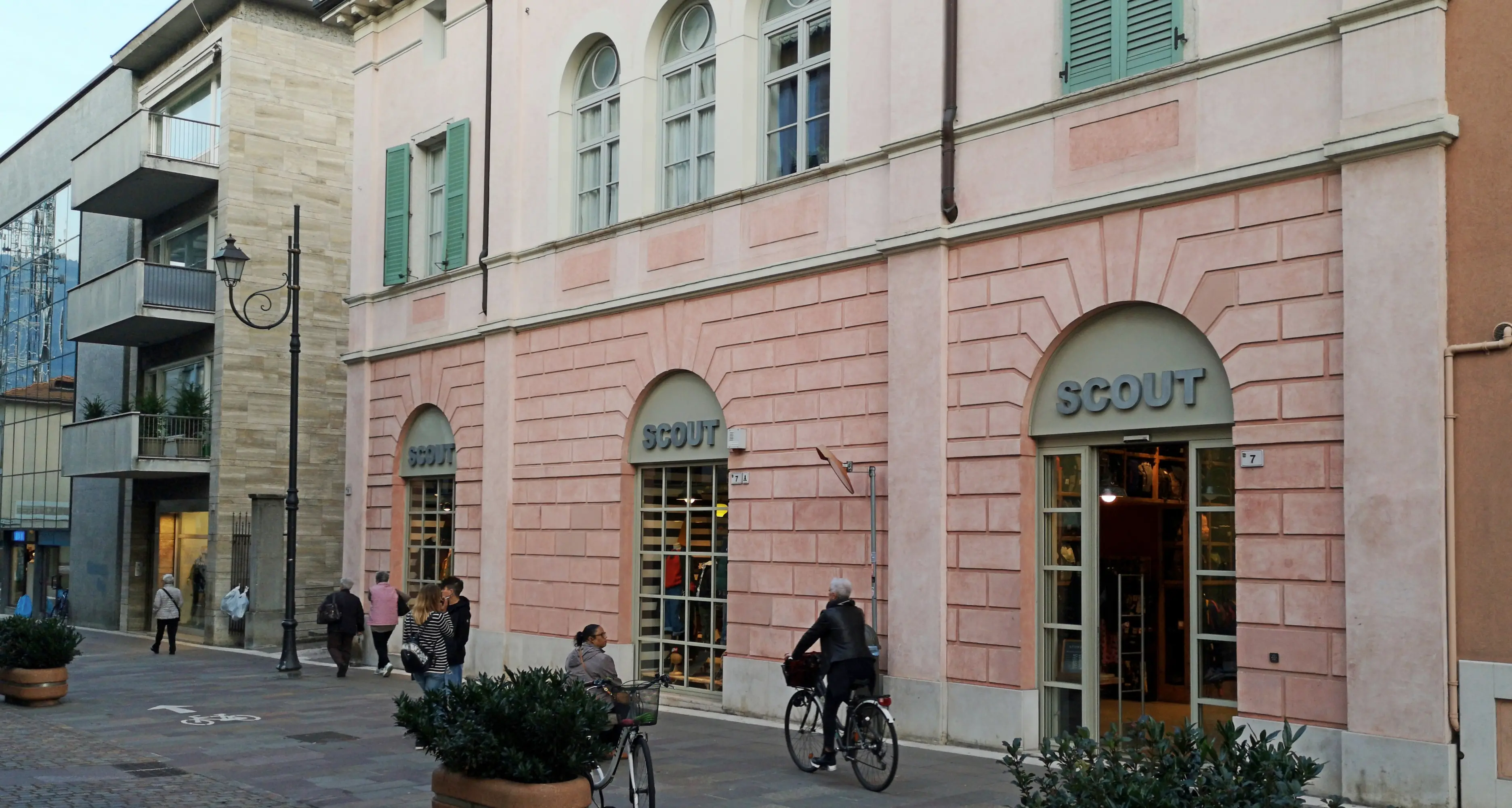 Invece di andare a scuola rubano felpe e magliette in un negozio della città