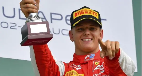 Mick Schumacher studia da Vettel un altro anno in Formula 2 per decidere se è da F1