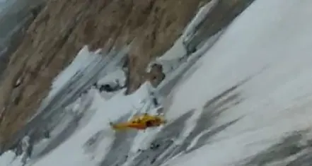 Cade nel crepaccio a 3000 metri Alpinista miracolato in Marmolada