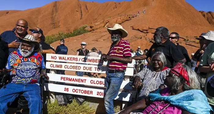 Stop alle scalate dell'Uluru la montagna sacra degli aborigeni australiani