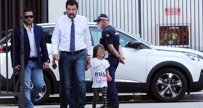 Salvini all'incontro politico tiene per mano la figlia con la t-shirt Miss Papeete