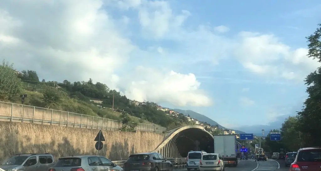 Valsugana, camion rovesciato nel tunnel di Martignano lunghe code verso Pergine