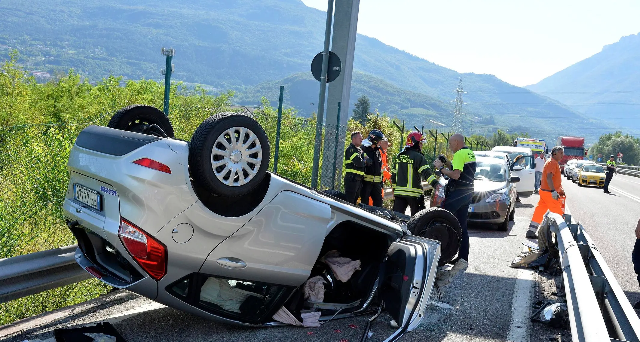 Ravina, auto si ribalta al cavalcavia: ferite le due persone a bordo