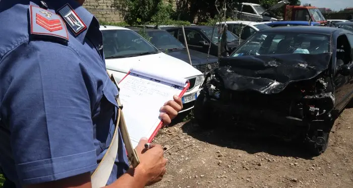 Investe papà e bimbo poi scappa: è un 94enne