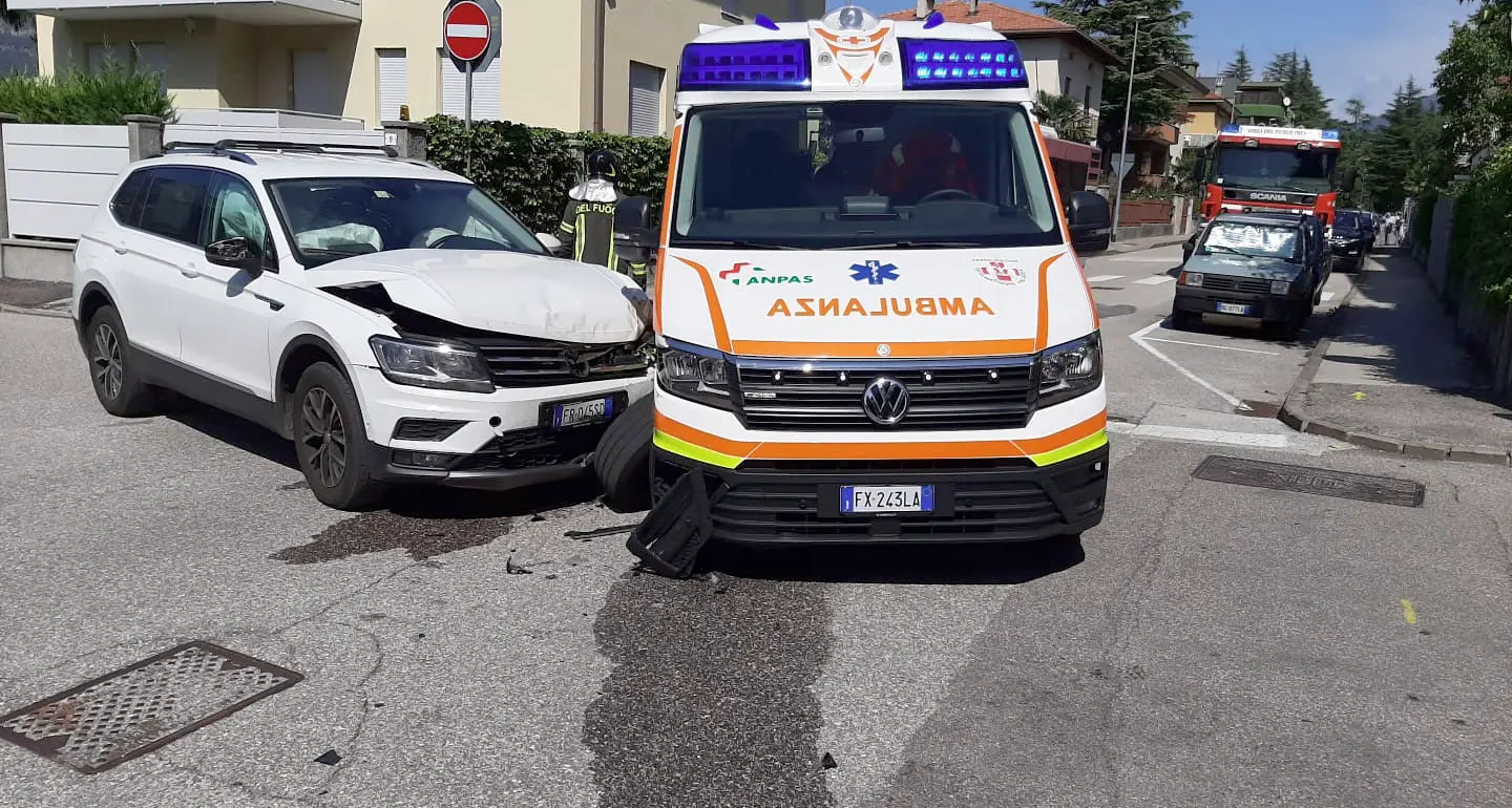 Finisce con il Suv contro l'ambulanza