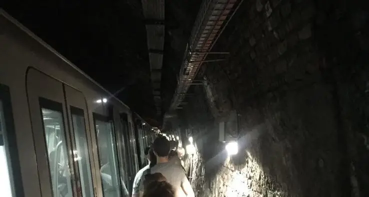 Metropolitana ferma per guasto a Roma a piedi nel tunnel centinaia di passaggeri