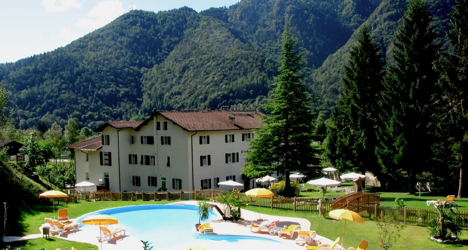 Val di Ledro, l'hotel farà dormire i turisti nelle casette sugli alberi
