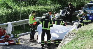 Una motociclista esce di strada e si schianta contro il guard-rail a Molina di Ledro: è in rianimazione