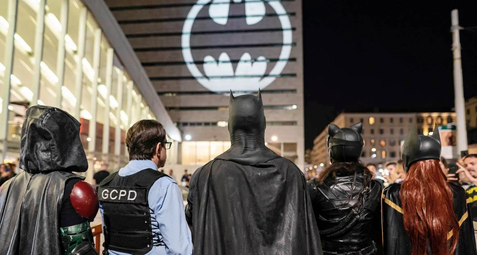 Batman fa 80 anni: il bat-segnale in tredici capitali