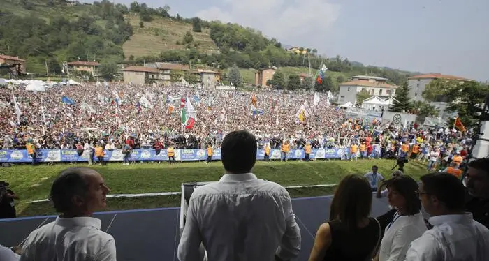 Salvini e il popolo di Pontida: «Questa è l'Italia che vincerà» Insulti a Lerner, alle tv e Mattarella