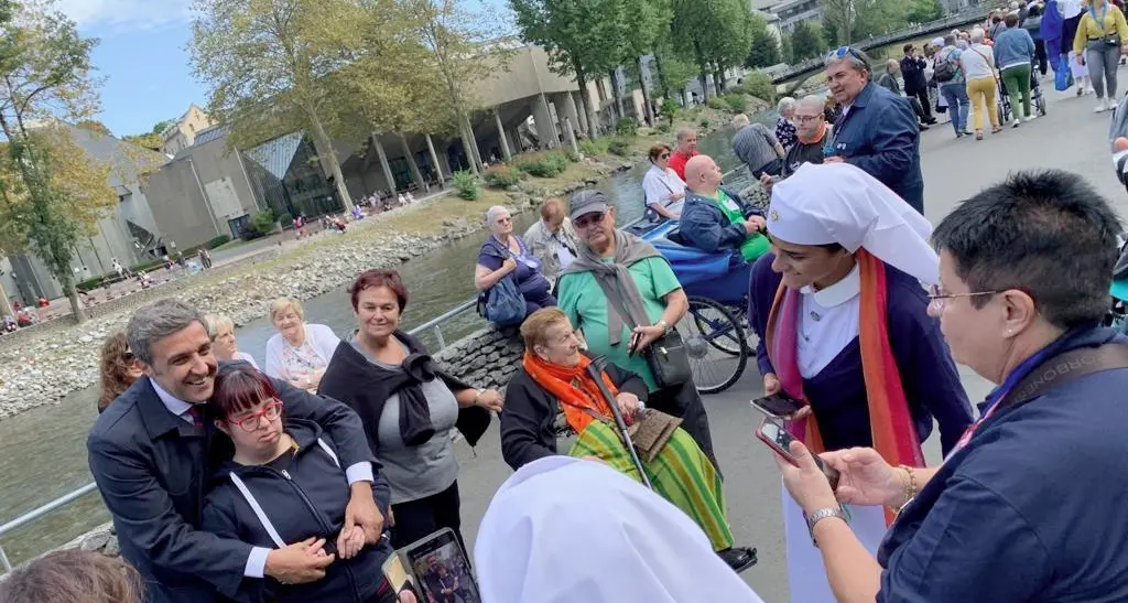 Insinna a Lourdes un \"barelliere\" speciale tra i malati