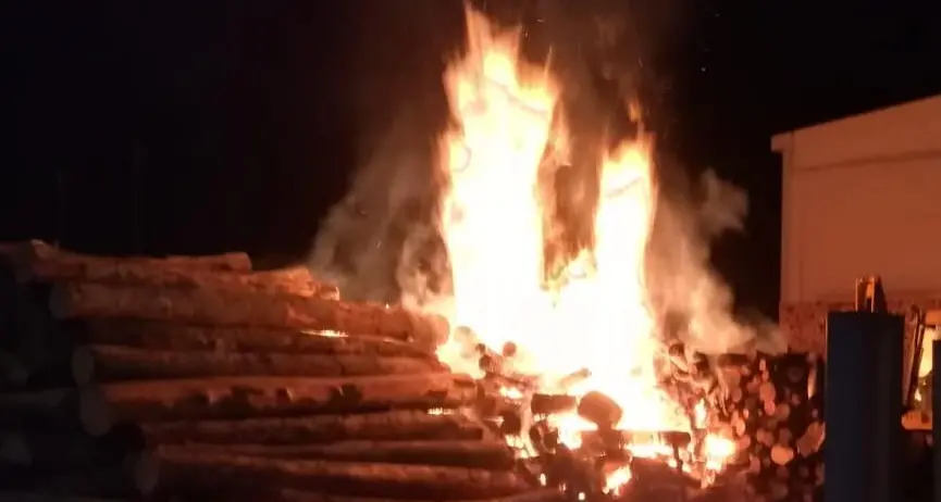 Catasta di legname incendiata a Lavis: indagini sulle cause
