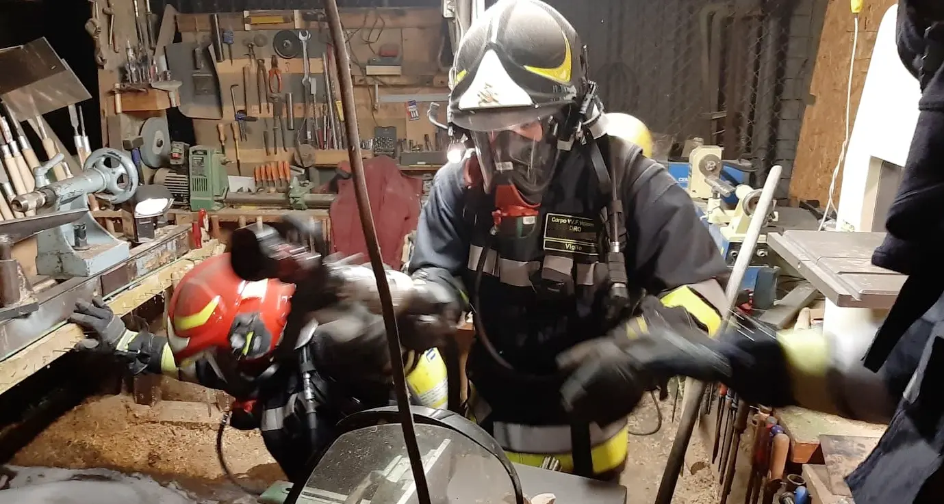 Incendio nella notte: falegnameria in cenere