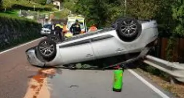 Scontro a Piedicastello un'auto si è cappottata