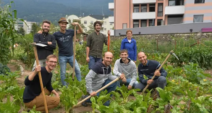 Nell'«Orto aperto» della Clarina oltre a pomodori e insalata si coltivano rapporti umani