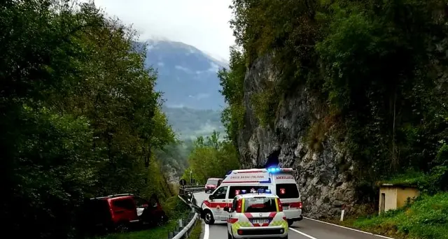 Sbandano in curva, l'auto si ferma sul ciglio della scarpata