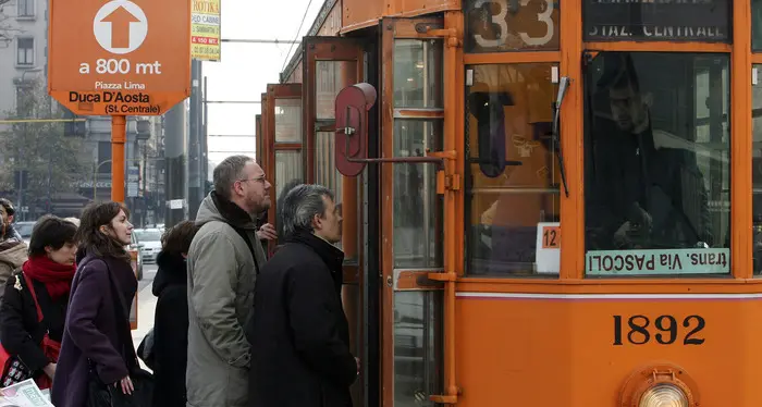 Molesta una 17enne in tram e la minaccia con la mannaia