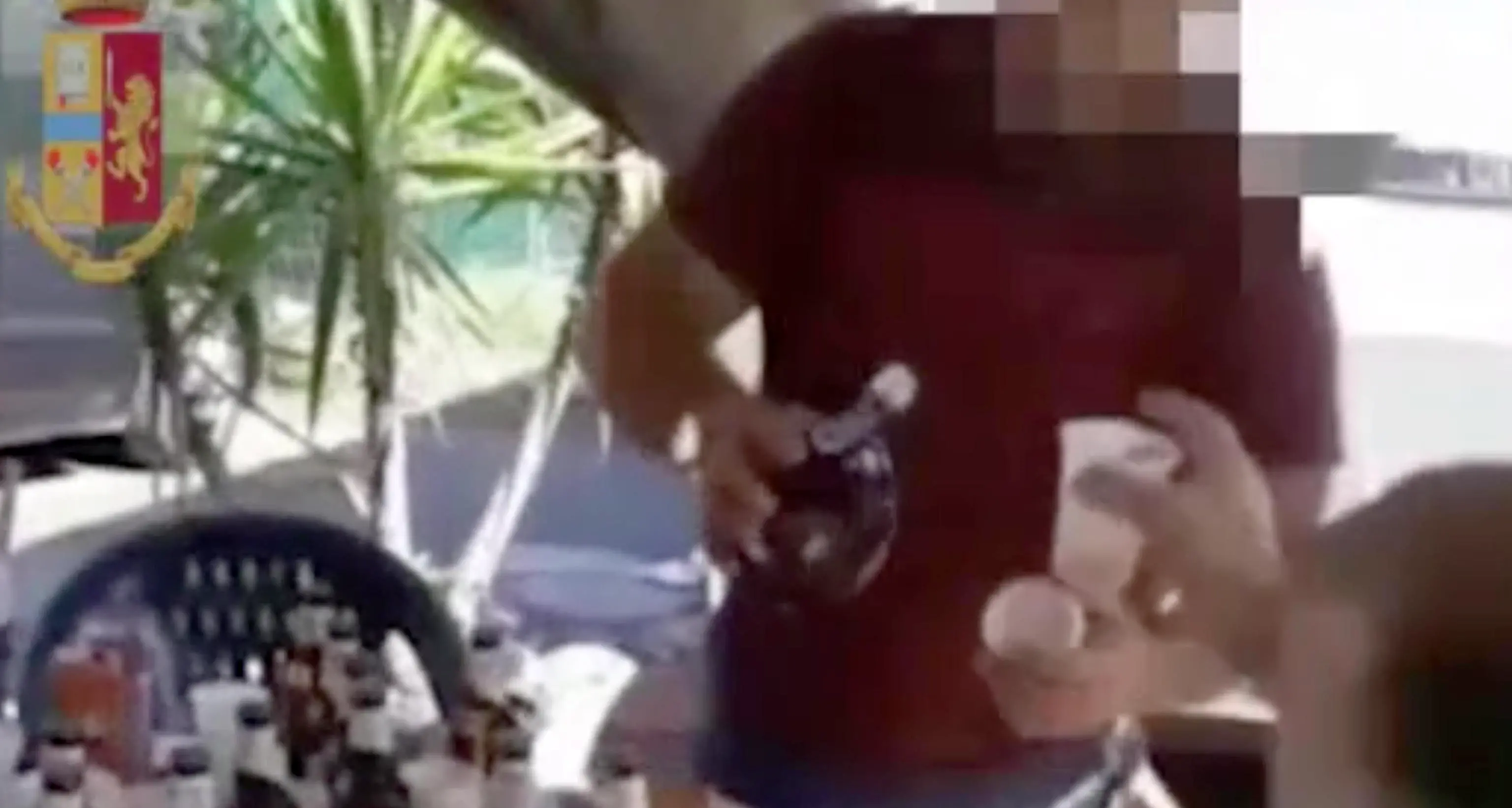 Maltratta e \"vende\" le figlie per le nozze: arrestato