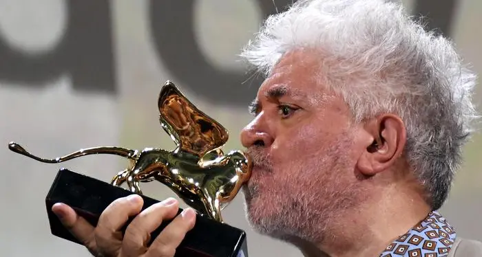 Pedro Almodovar ha 70 anni il grande regista trasgressore che emoziona ancora il mondo