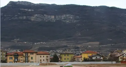 Rischio bombe e amianto sotto l'asilo all'ex Alpe