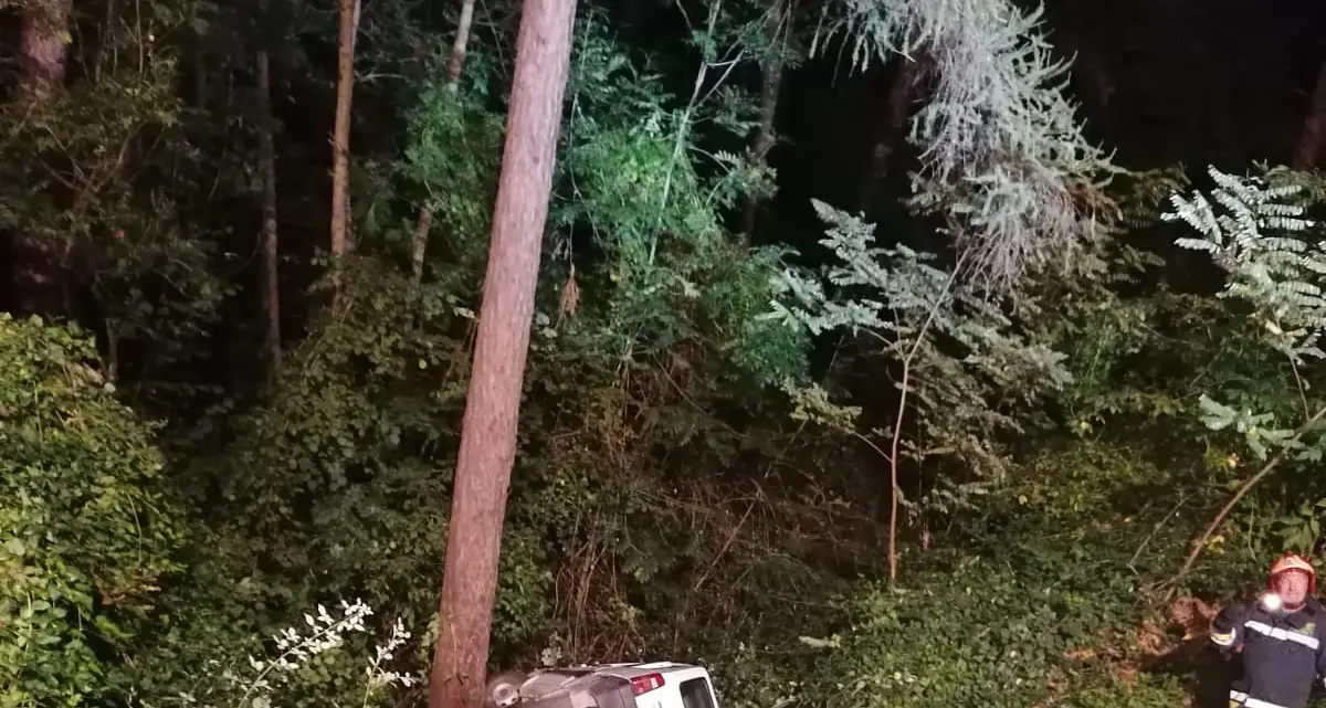 Fuori strada con l'auto: ferita una coppia di anziani