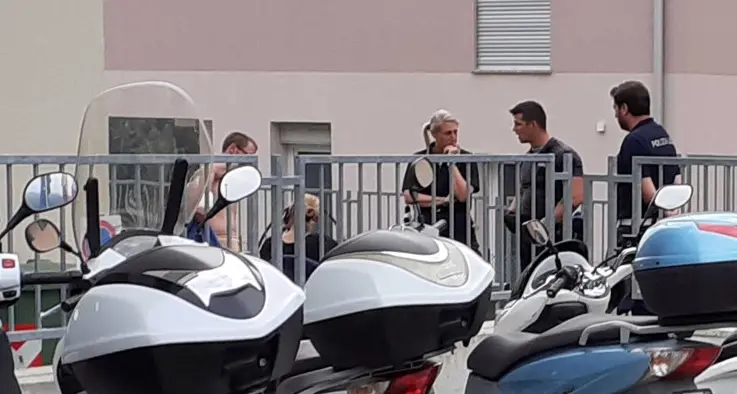 Rincorre il fratello in strada armato di un coltellaccio