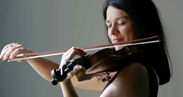 Due violini solidali in concerto per il banco alimentare