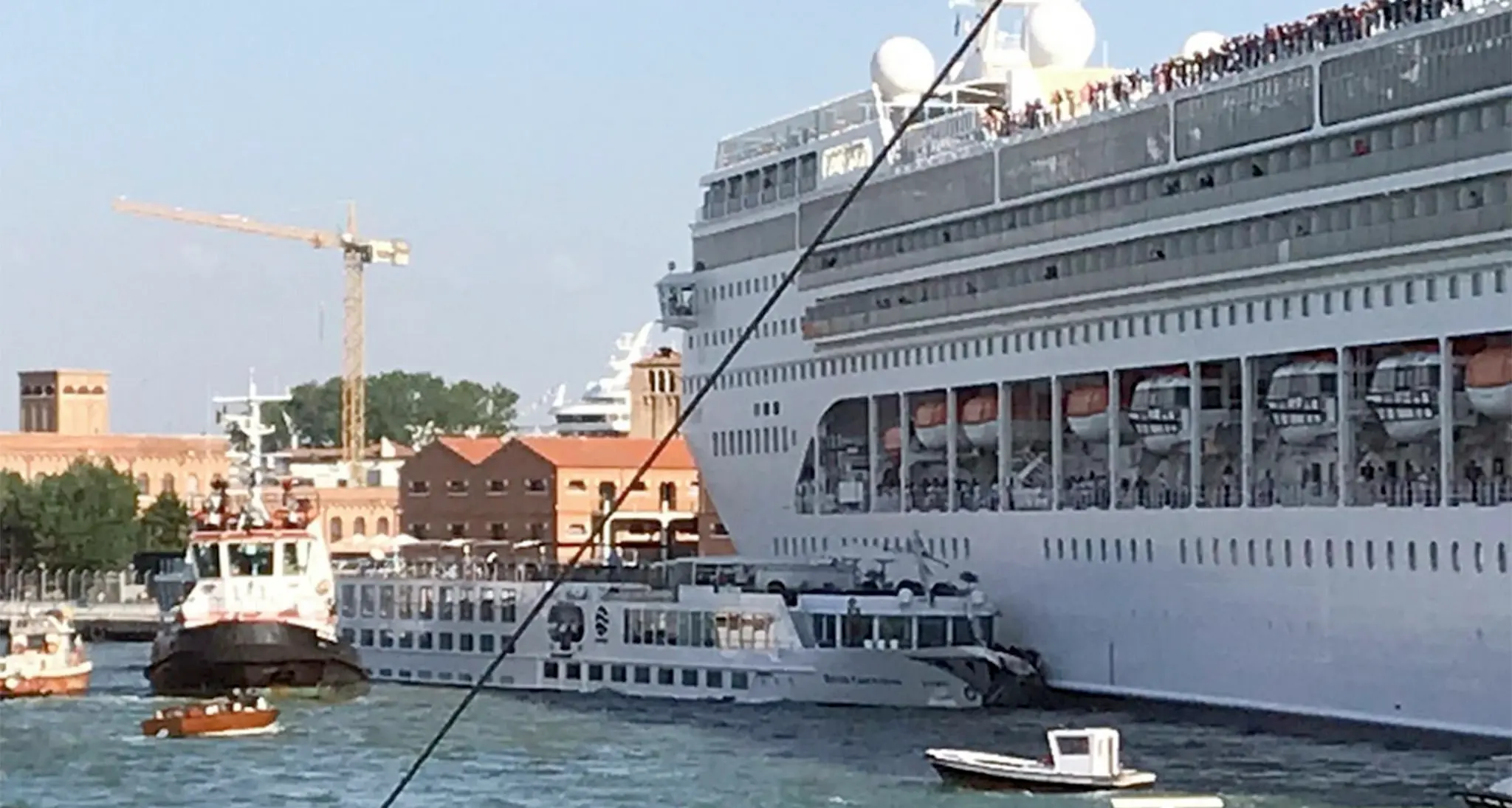 Troppo \"traffico\" a Venezia da lunedì targhe alterne anche per le imbarcazioni