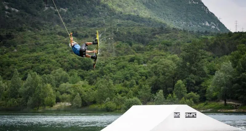 Domani al lago di Terlago emozioni wake-board: «snowboard acquatico» per tutti