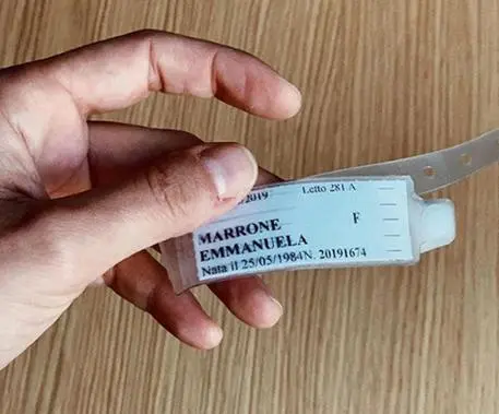 La foto del braccialetto dell'ospedale dove si è operata postata su Instagram dalla cantante Emma Marrone, 28 settembre 2019. INSTAGRAM EMMA MARRONE +++ ATTENZIONE LA FOTO NON PUO' ESSERE PUBBLICATA O RIPRODOTTA SENZA L'AUTORIZZAZIONE DELLA FONTE DI ORIGINE CUI SI RINVIA +++ ++ HO - NO SALES, EDITORIAL USE ONLY ++