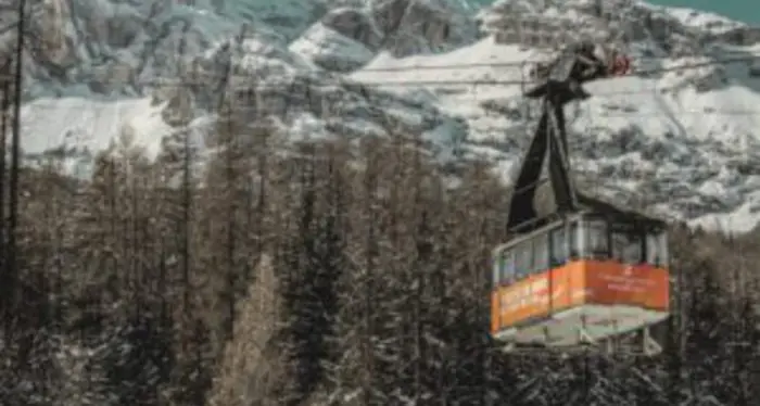 Cortina mette all'asta la cabina della funivia Tofana prezzo base 8500 euro