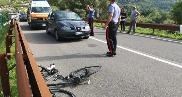 Borghetto, scontro tra bici e auto Ciclista soccorso dall'elicottero