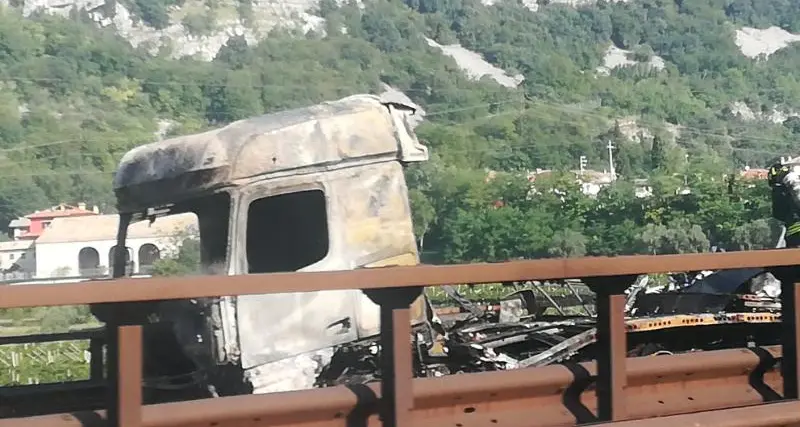 Camion in fiamme in A22: mattinata di code e disagi