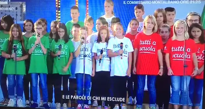 Gli studenti delle scuole Schmid a L'Aquila con Mattarella cantano in diretta \"L'altalena\"