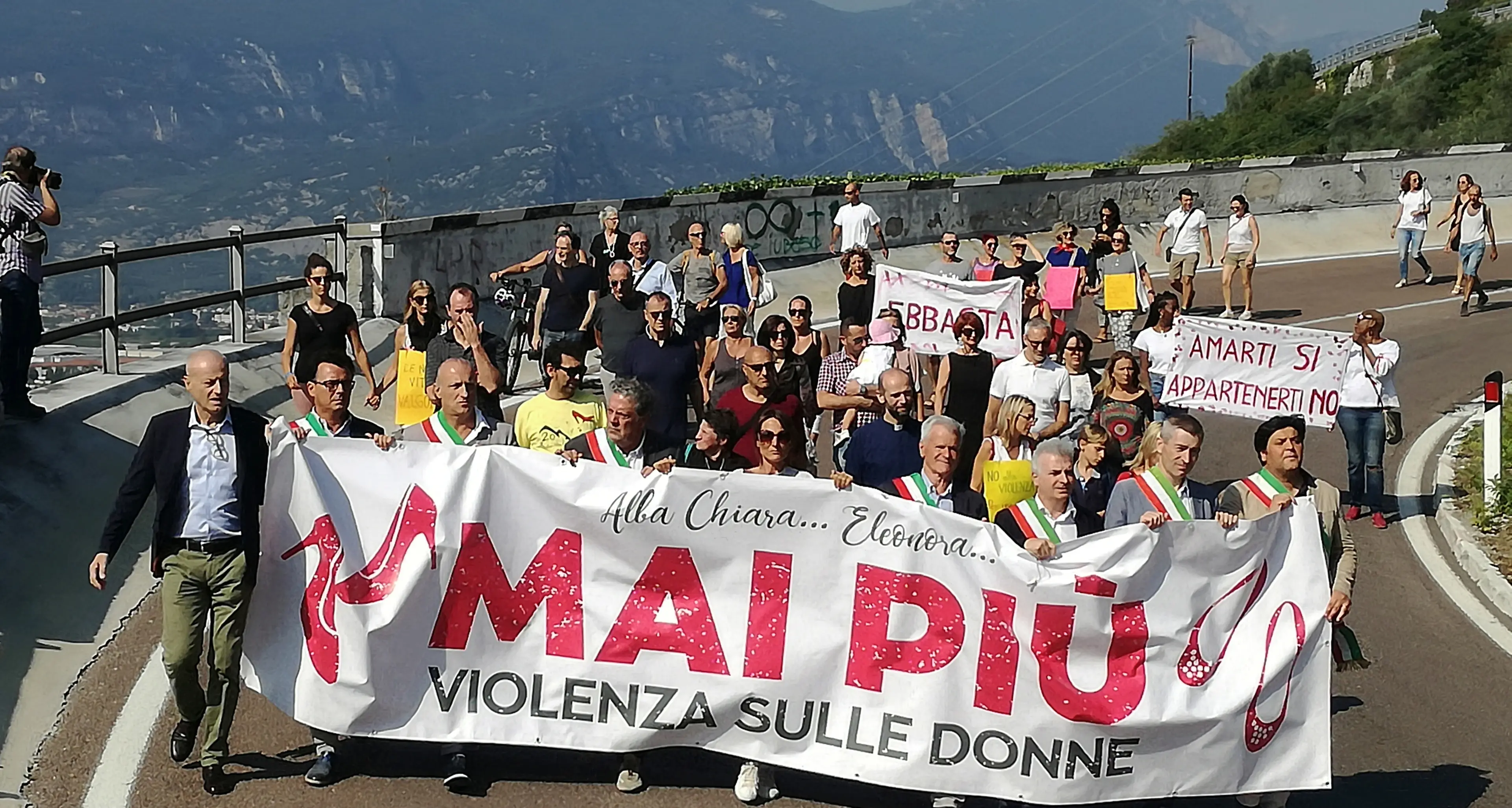Duecento persone in marcia per ricordare Eleonora e fermare i femminicidi e la violenza sulle donne