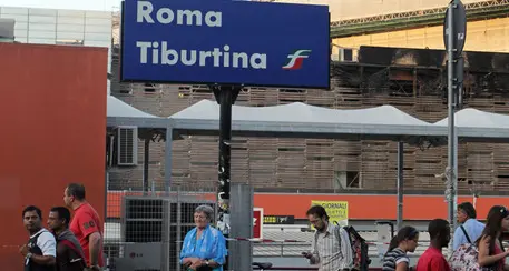 Accoltella vigilante e si spara nel tunnel della metro a Roma