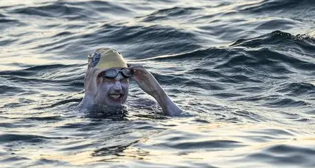Guarita dal cancro, attraversa la Manica a nuoto per 4 volte di fila
