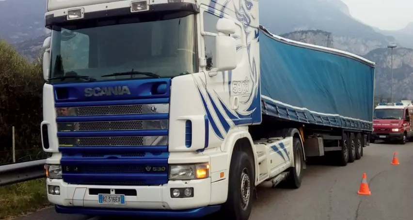 Camion perde il carico di carta Secondo caso in pochi giorni