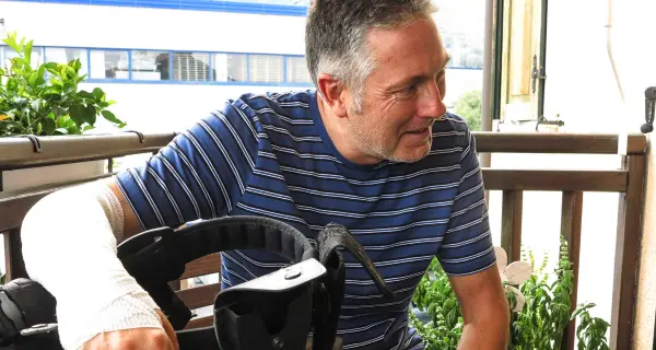 Trascinato per 300 metri da una moto a tutto gas Il racconto dell'agente di polizia Marco Sartori